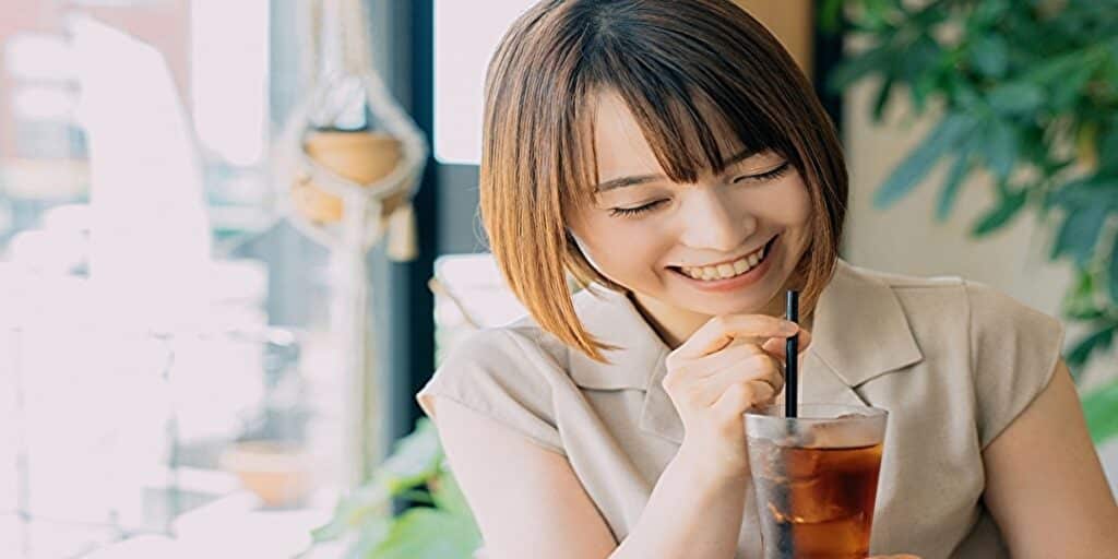 カフェでお茶する笑顔の女性