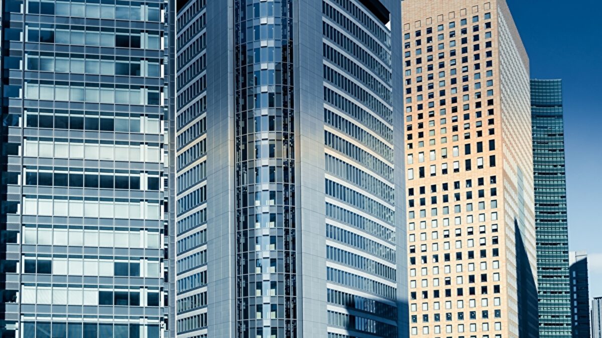 オフィス街に並ぶ高層ビル