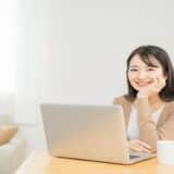 パソコンを眺める女性